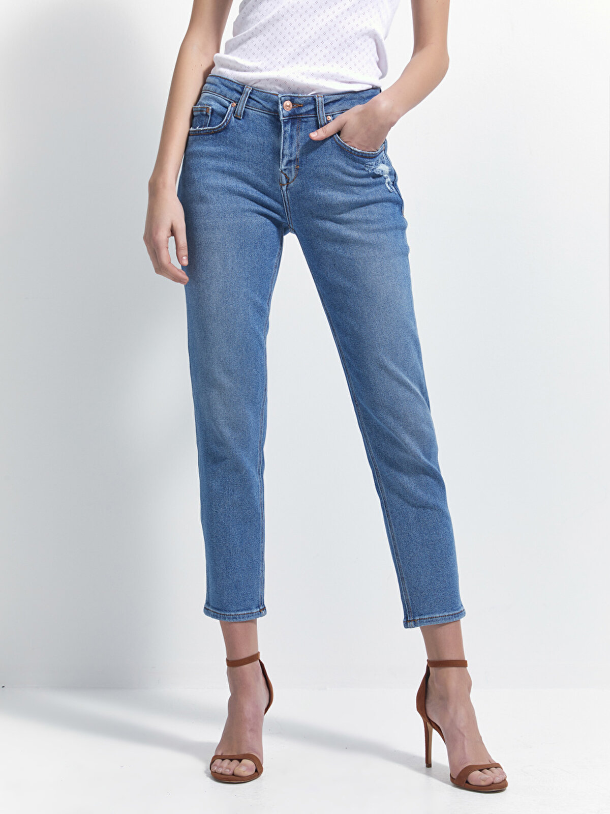 Eliana Y Mid Waits Boyfriend Jeans CAMPAIGNS Campaigns · FR