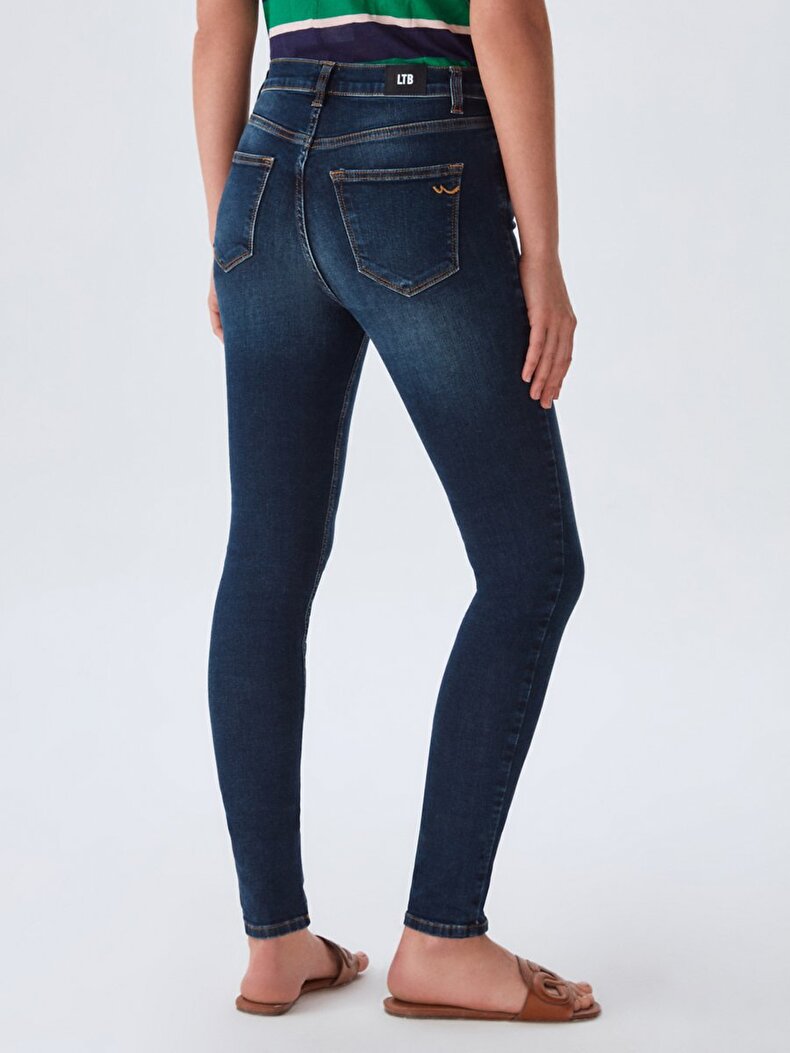 Amy X Hosen