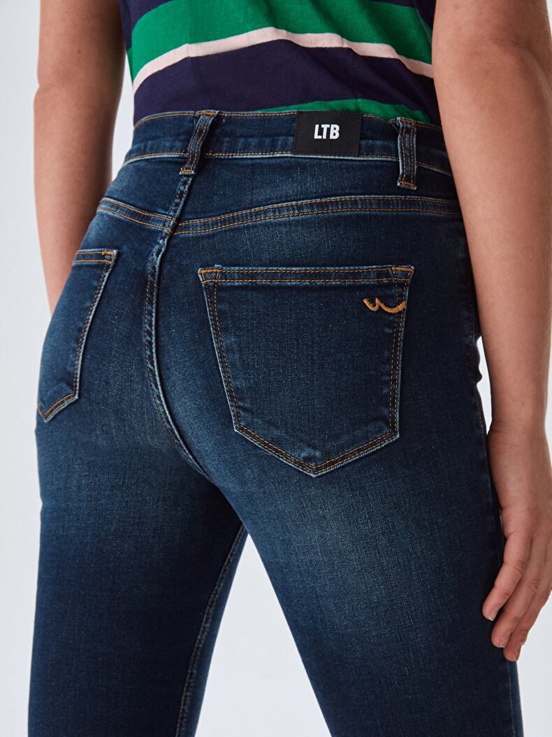 Amy X Hosen