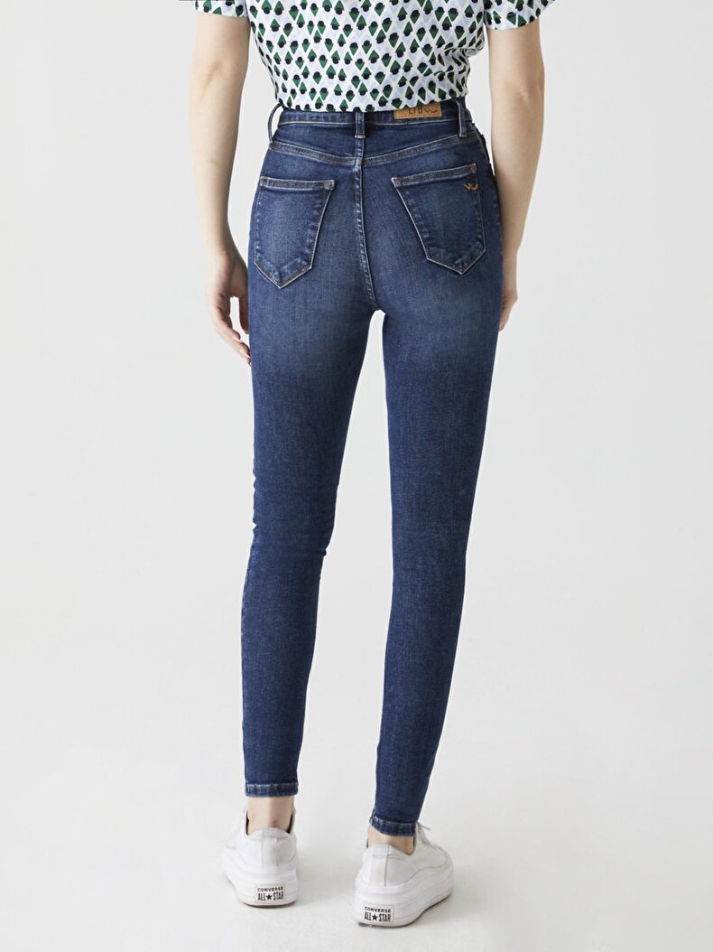 Amy X Hosen