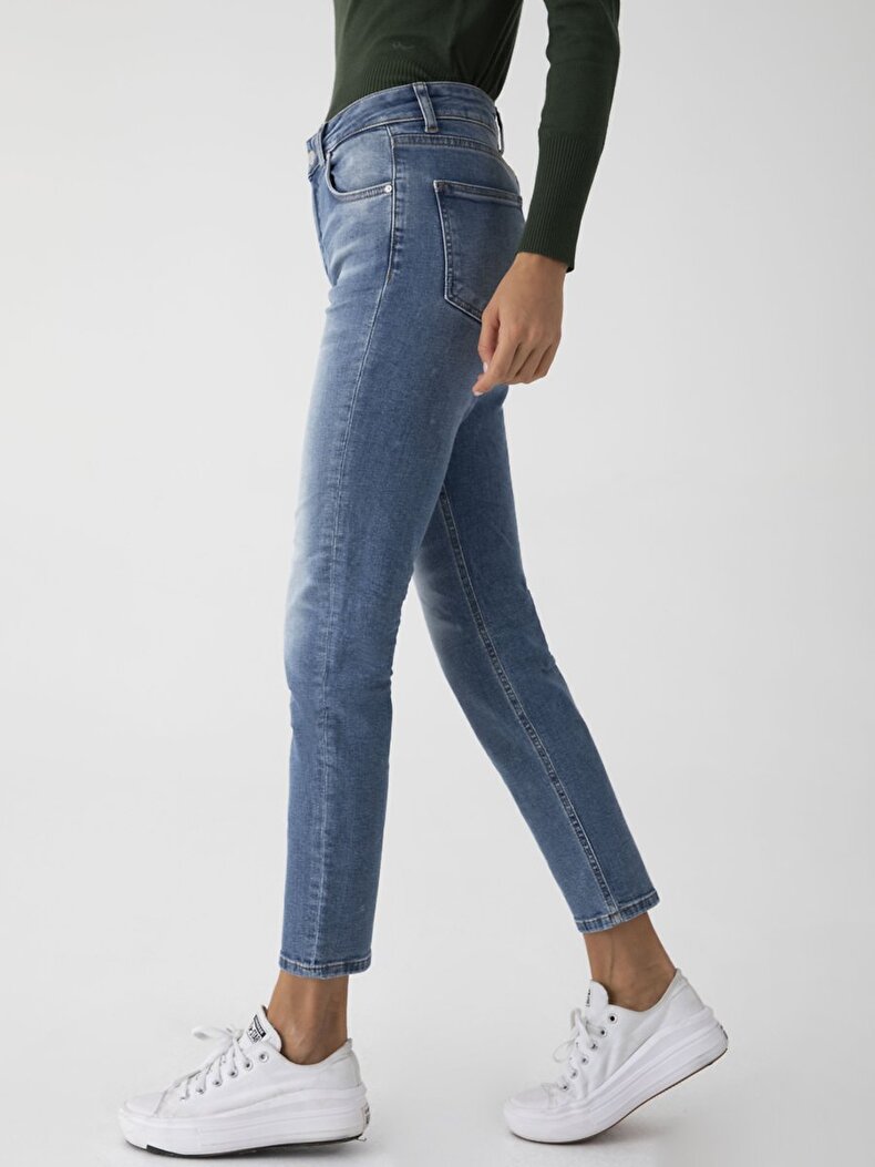 Freya B Hosen