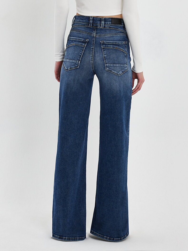 Weyna B Hosen
