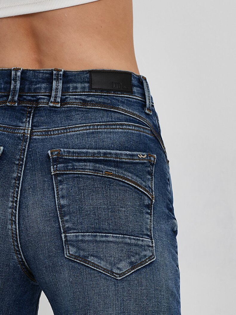 Weyna B Hosen