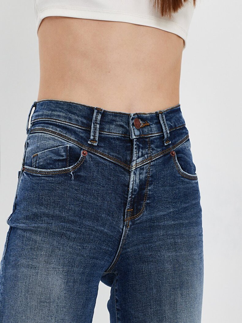 Weyna B Hosen