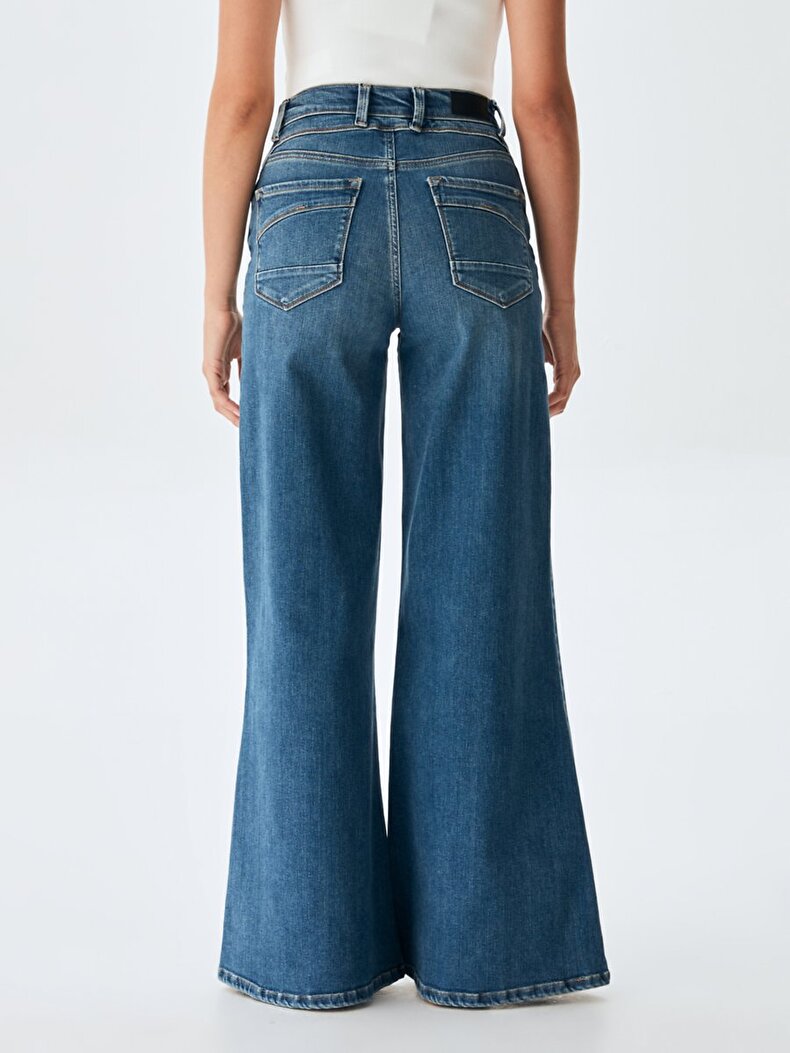 Weyna B Hosen