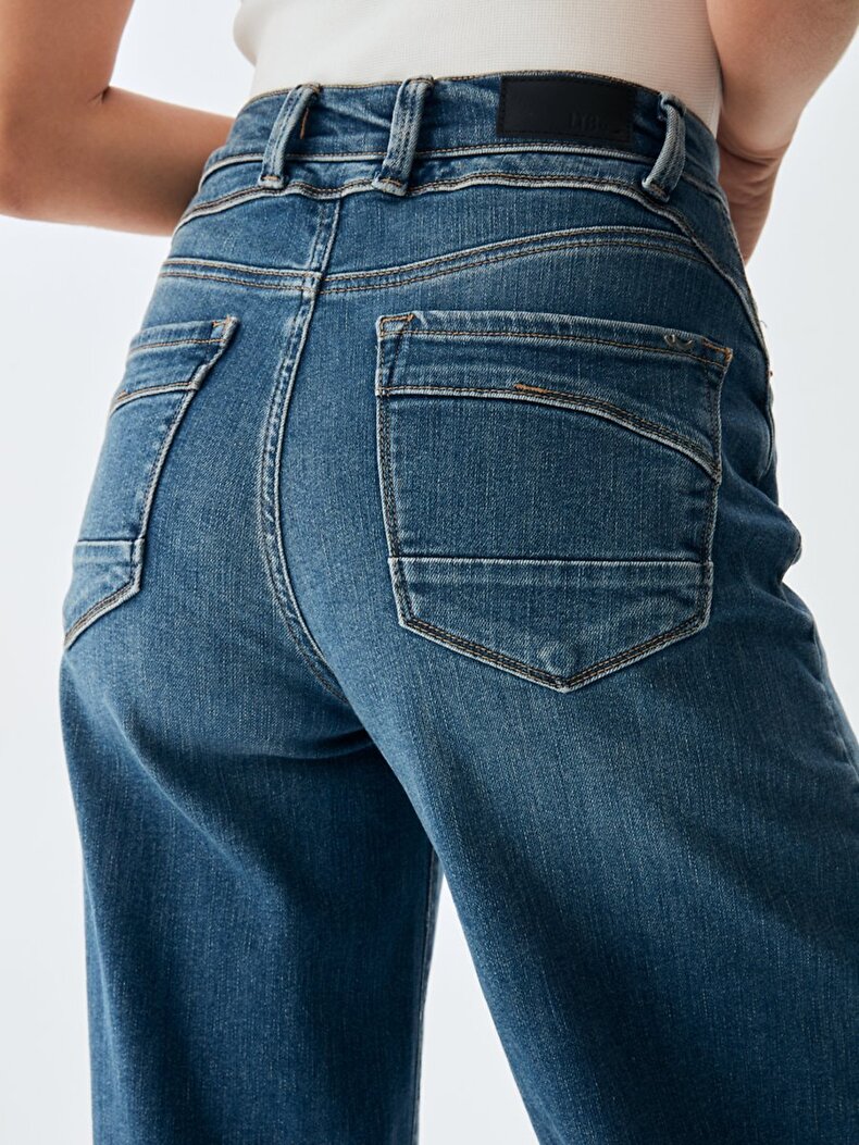 Weyna B Hosen