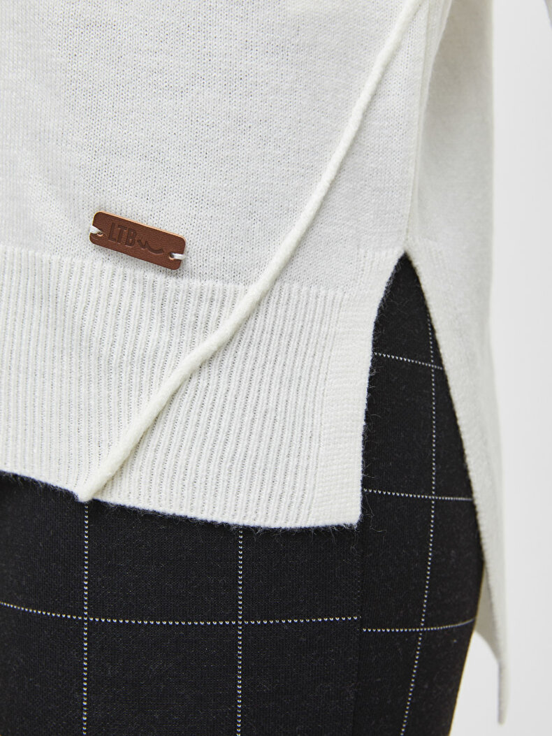 Thin Beige Pullover