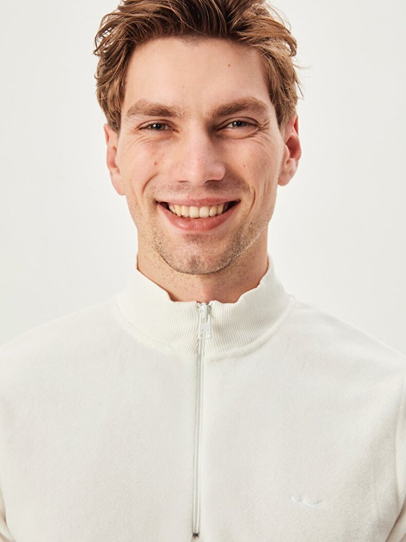 Turtle Neck Zipper Closing Wit Sweatshirt