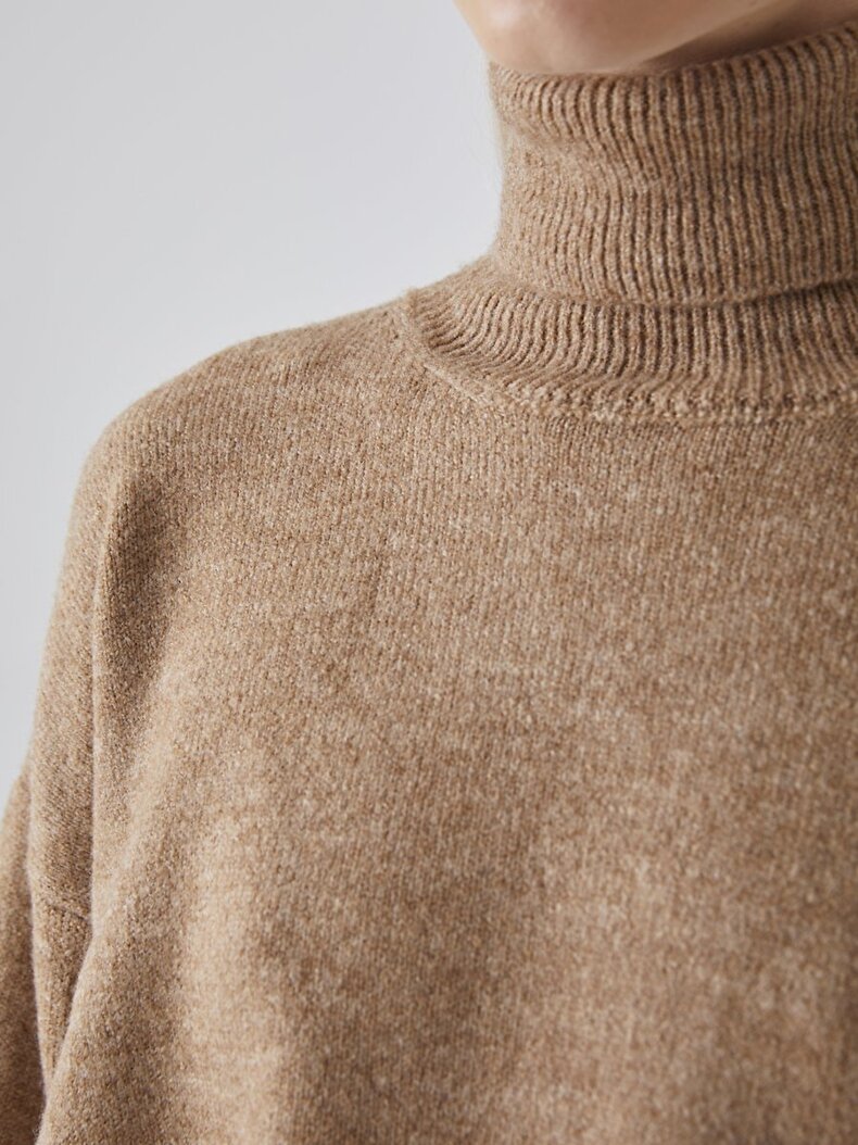 Turtle Neck Knitted Brown Pullover