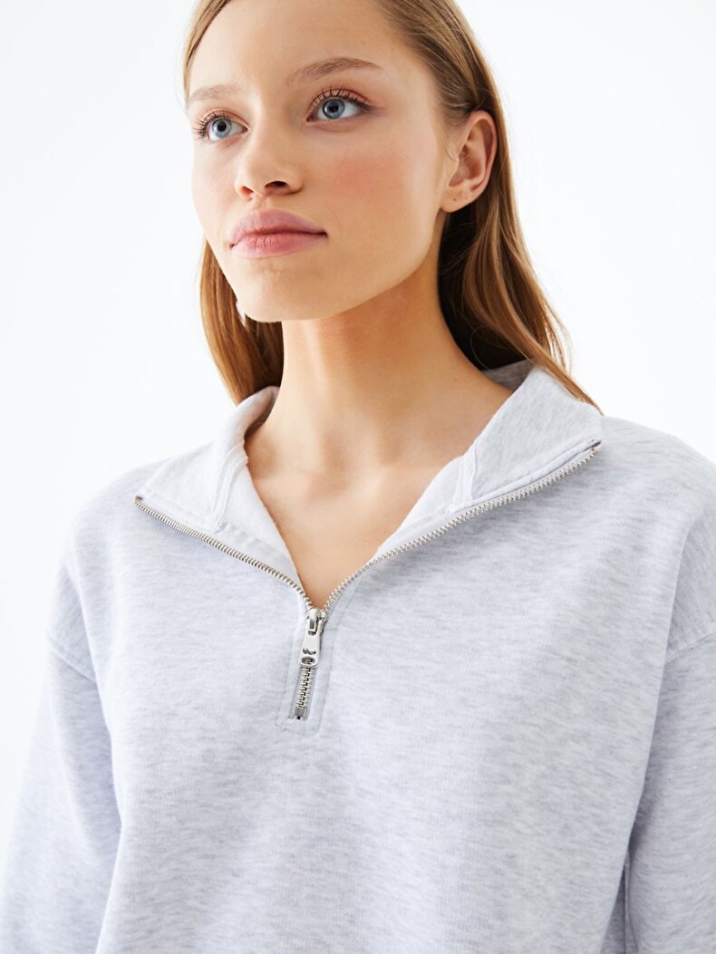 Turtle Neck Zipper Closing Short Grey Sweatshirt