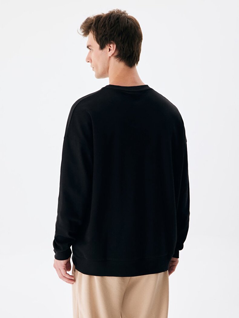 Crew Neck Basic Black Sweatshirt