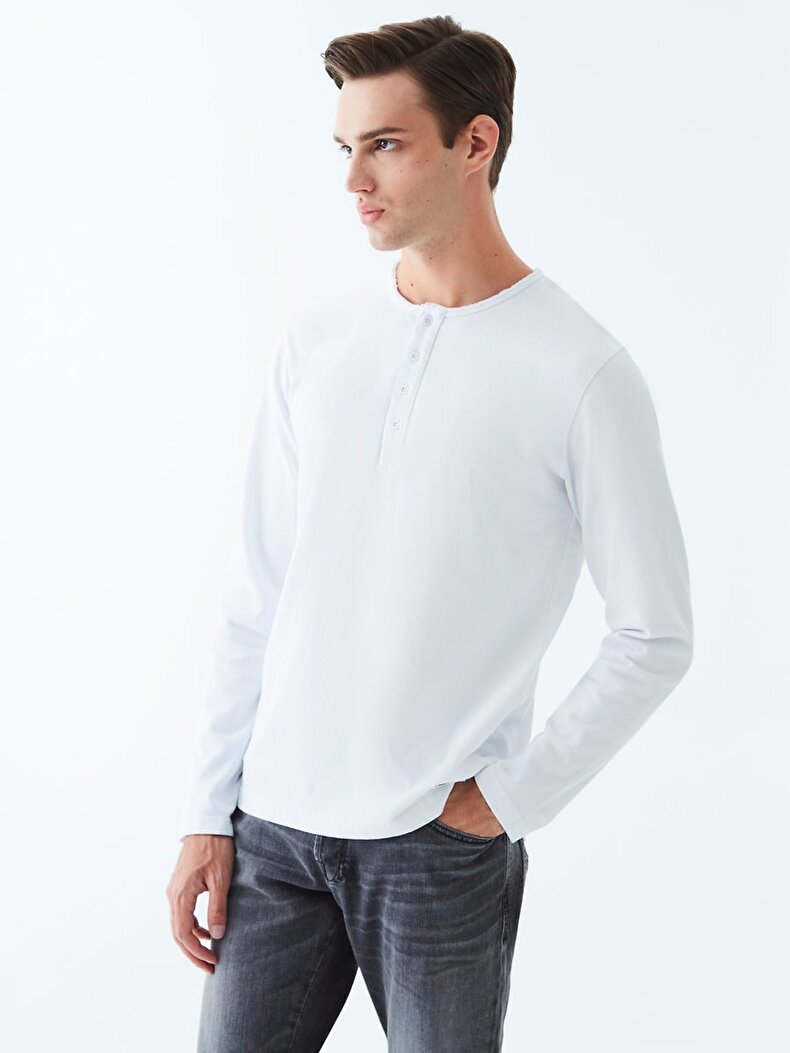 Basic Collar Turtle Neck Buttoned White