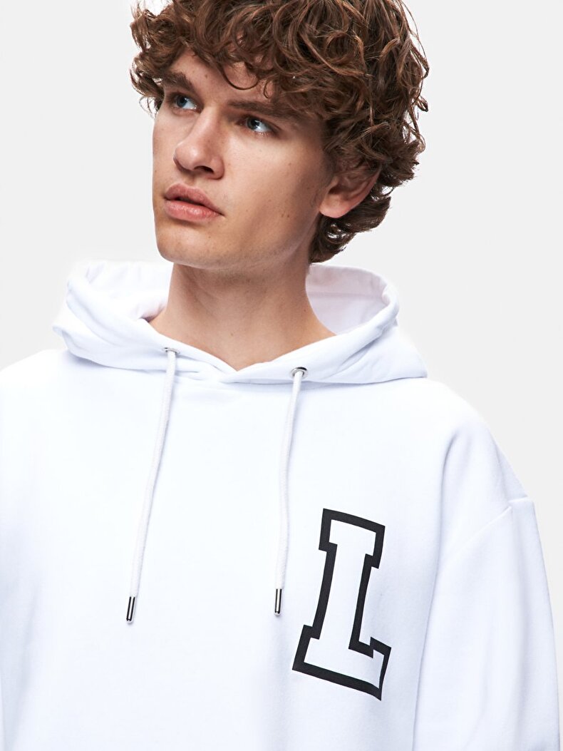 Aplike Baskılı Kapüşonlu Beyaz Sweatshırt