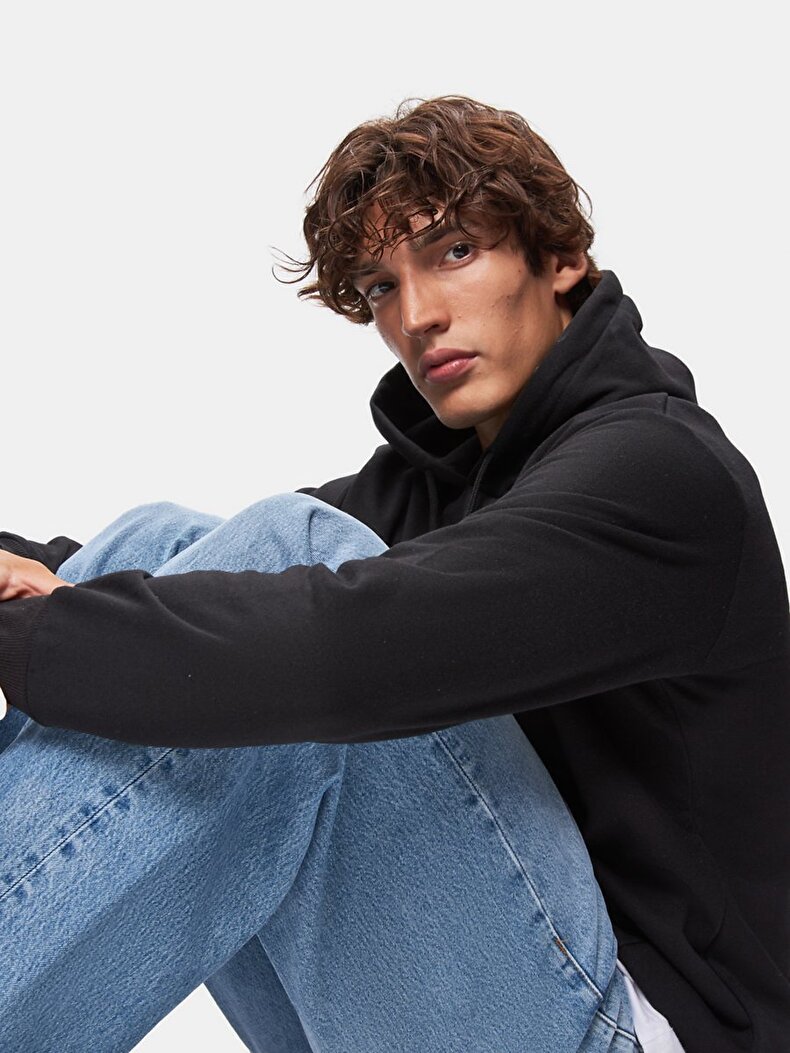 Baskılı Kapüşonlu Siyah Sweatshırt