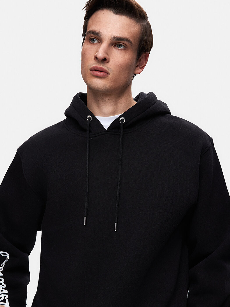 Kolu Baskılı Kapüşonlu Siyah Sweatshırt