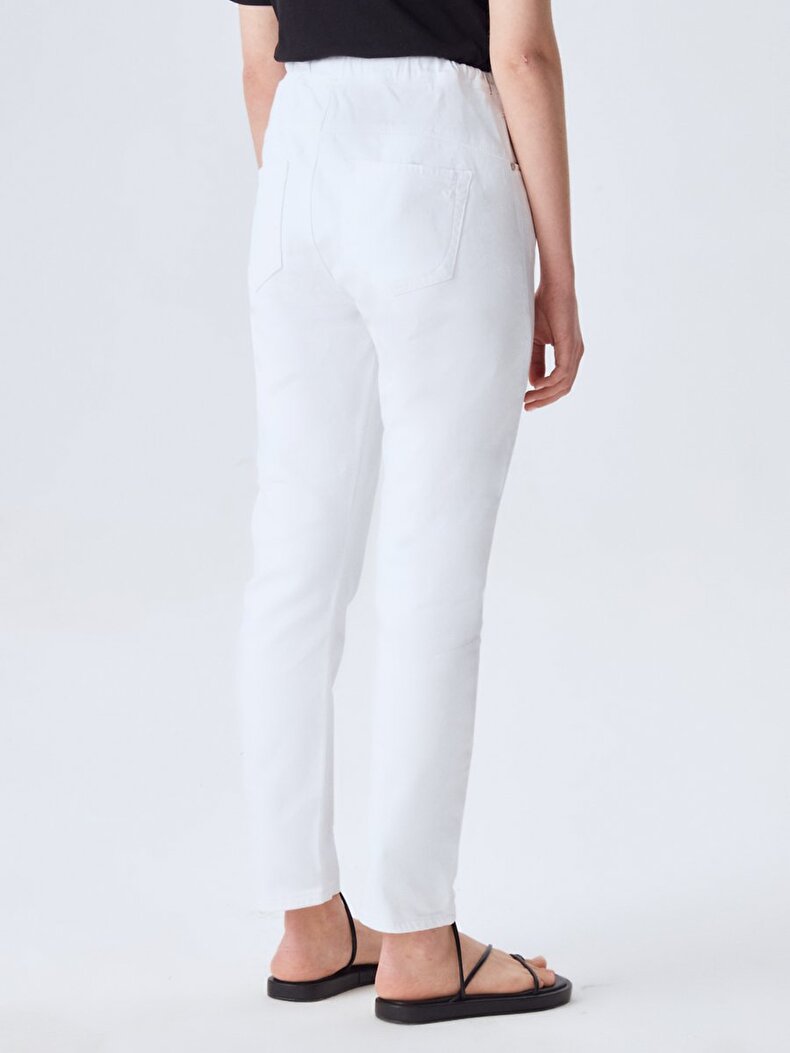 Beli Bağlama Detaylı Cepli Beyaz Pantolon