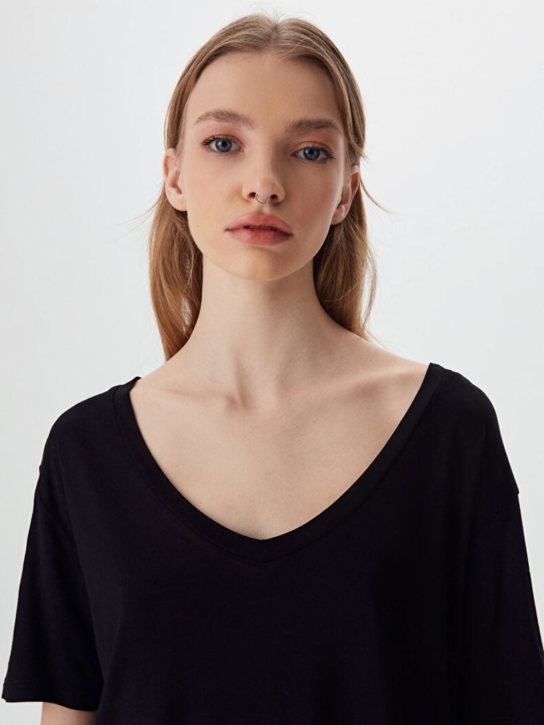 Oversized V-neck Black T-shirt