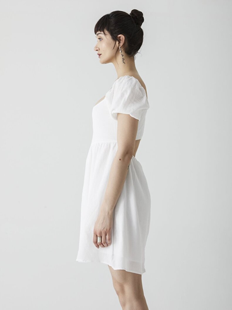 Sırt Detaylı Kısa Beyaz Elbise