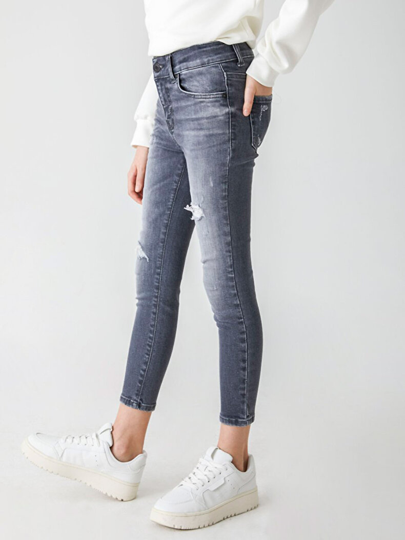 Lonia G Hosen