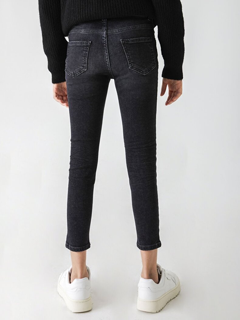 Lonia G Hosen